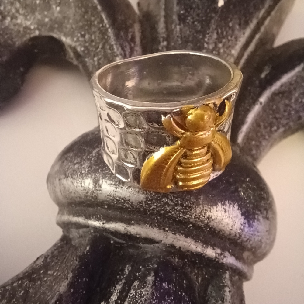 Size 7.5 Bee Ring